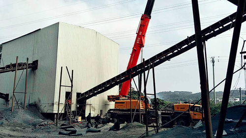 雙金機(jī)械單缸液壓圓錐破碎機(jī)破碎玄武巖，成品料用于高速公路
