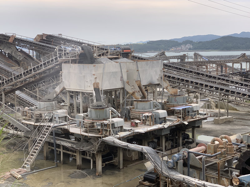6臺沖擊式破碎機(jī)