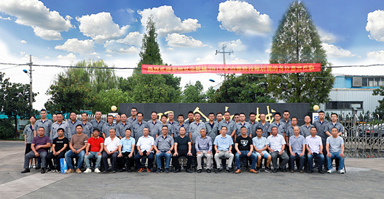 雙金團(tuán)隊與客戶機(jī)修工合影留念