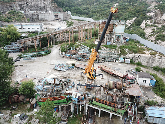 田灣核電砂石廠一級(jí)平臺(tái)棒磨機(jī)拆除現(xiàn)場(chǎng)