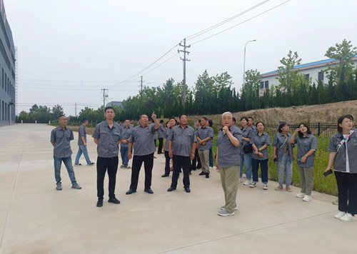 董事長為大家講解威海雙金建設(shè)情況